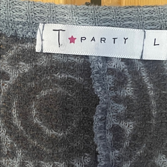 T Party Patterned Gray and Black Top Size L - Picture 4 of 7